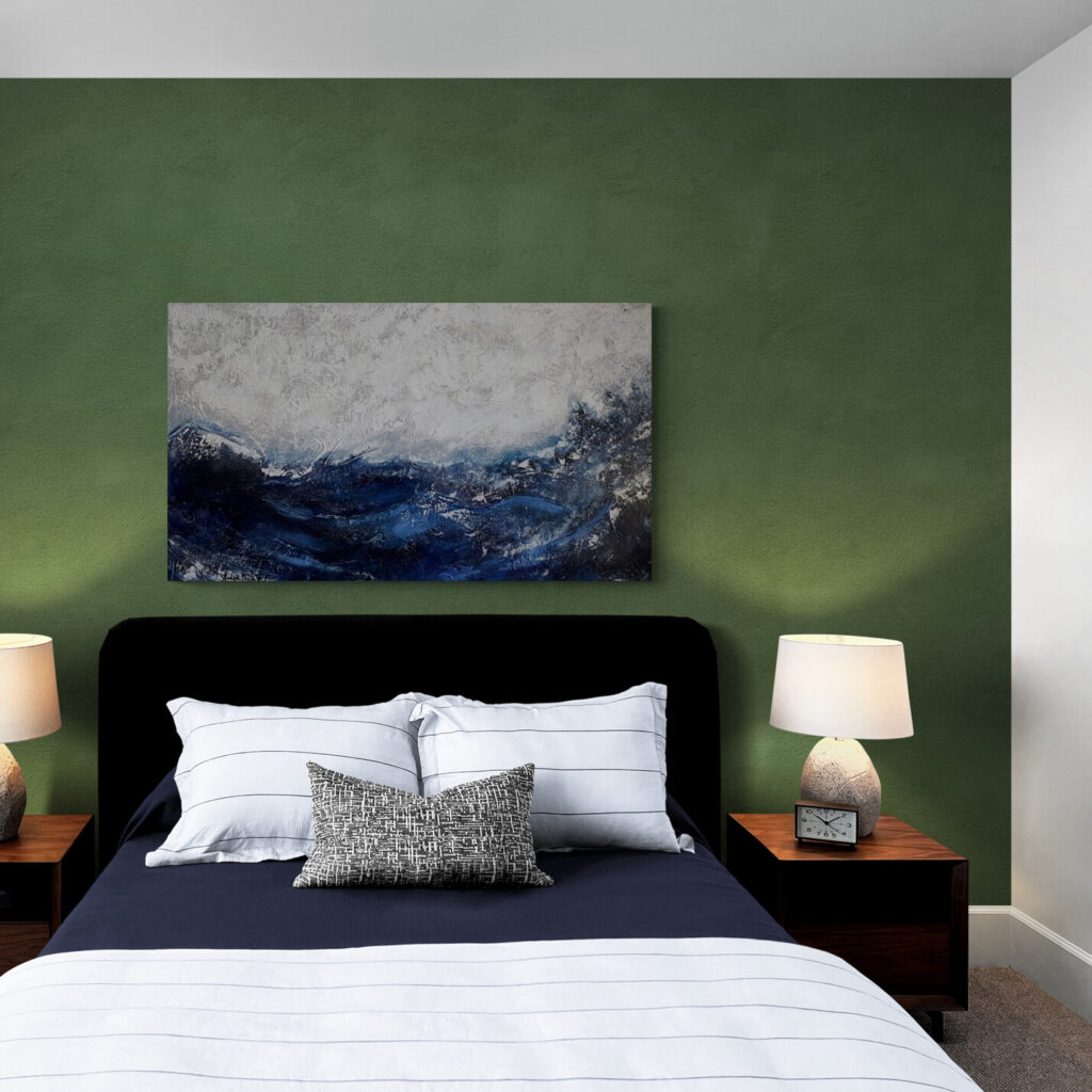 tela abstrata em azul e branco com texturas na parece de um quarto